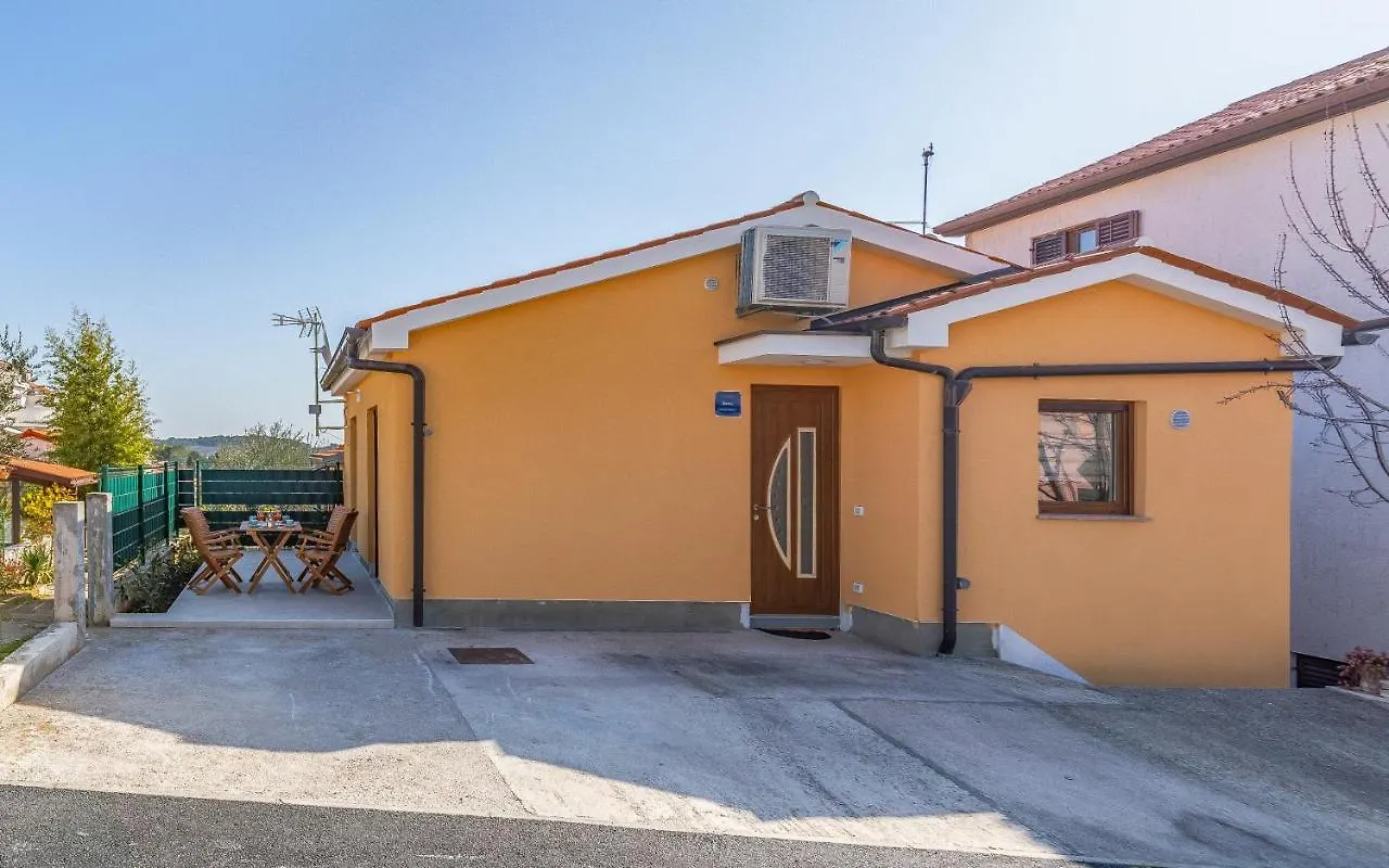 Apartment Blue Pula, New, Family Friendly, Comfortable, Free Parking And Wifi 0*, Pula