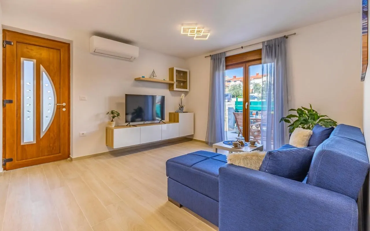 Apartment Blue Pula, New, Family Friendly, Comfortable, Free Parking And Wifi