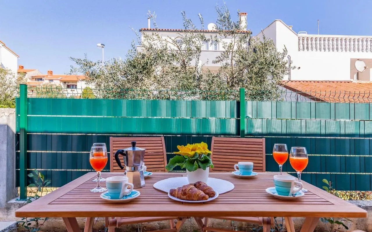 Apartment Blue Pula, New, Family Friendly, Comfortable, Free Parking And Wifi  Pula