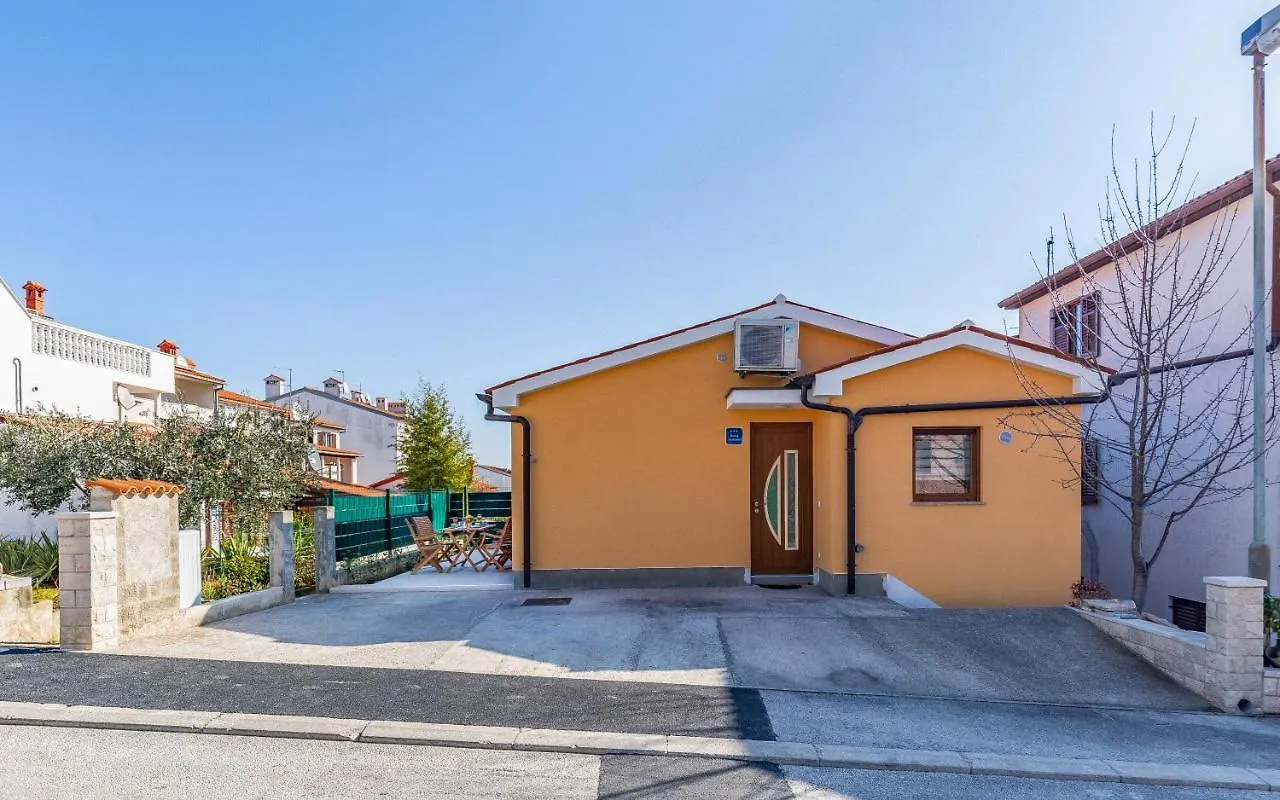 Apartment Blue Pula, New, Family Friendly, Comfortable, Free Parking And Wifi