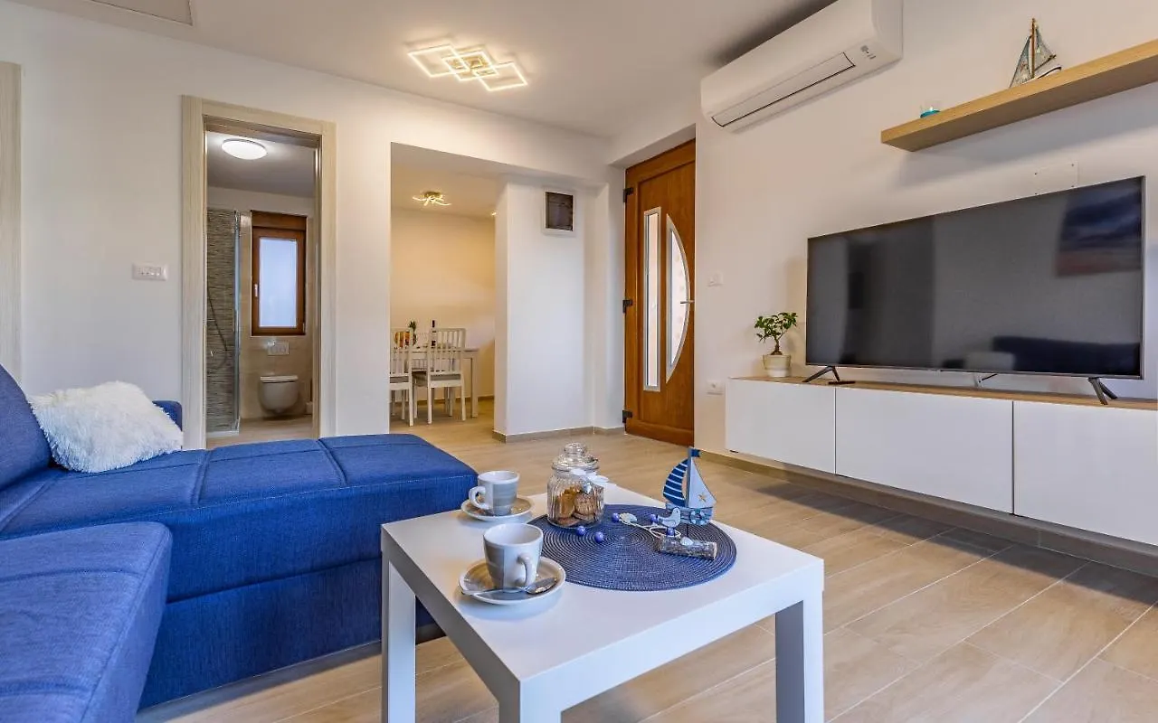 Apartment Blue Pula, New, Family Friendly, Comfortable, Free Parking And Wifi