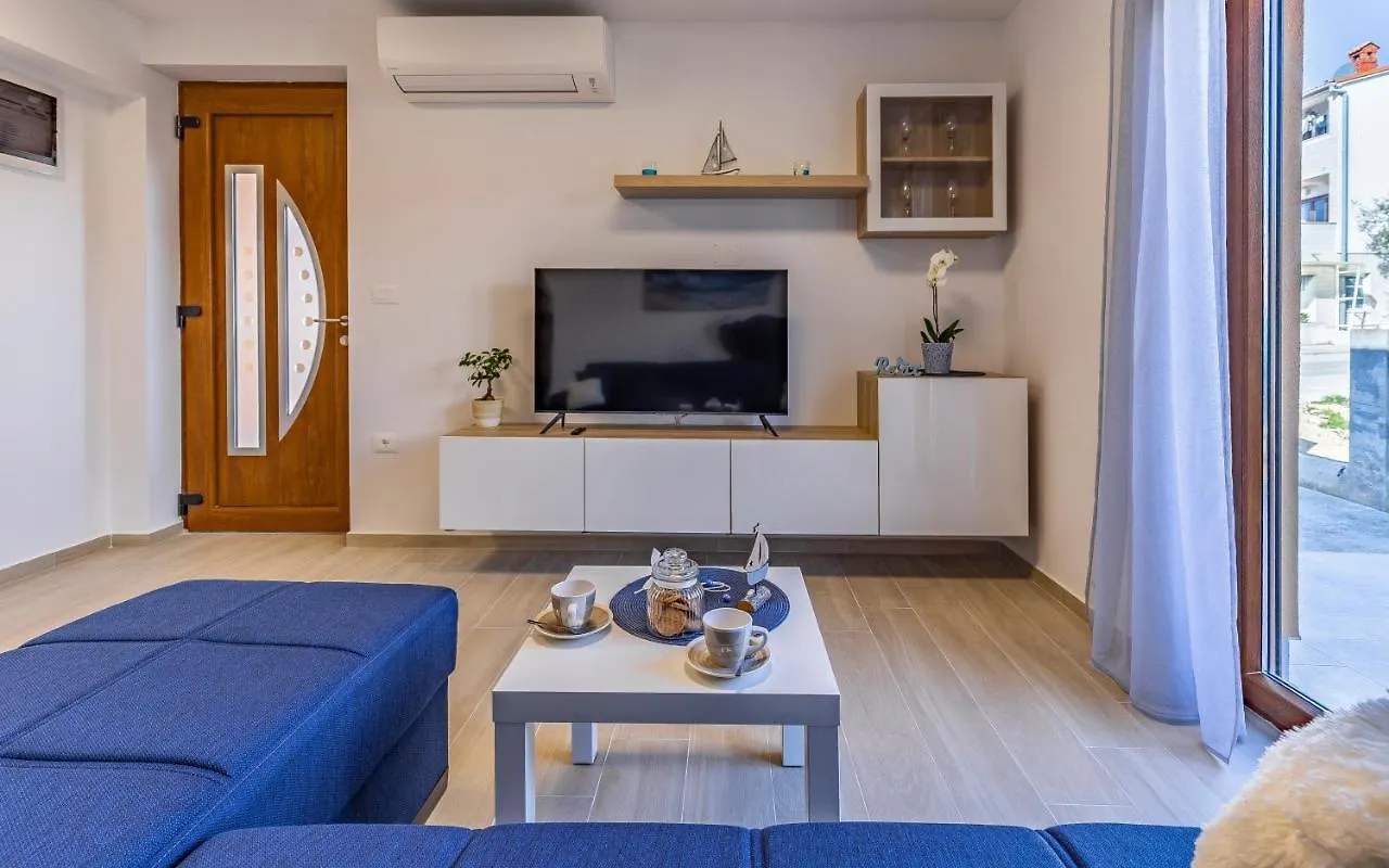Apartment Blue Pula, New, Family Friendly, Comfortable, Free Parking And Wifi