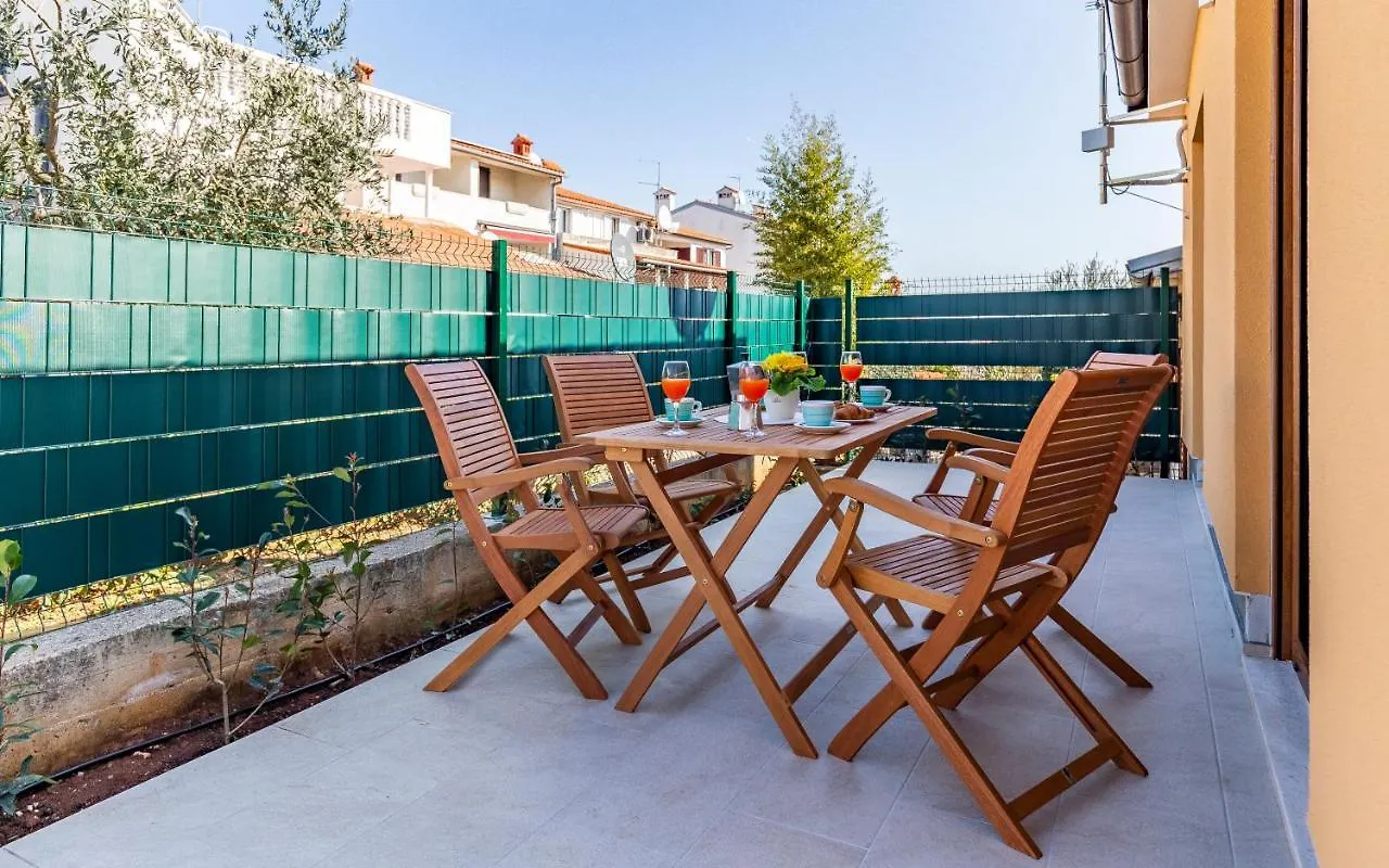 Apartment Blue Pula, New, Family Friendly, Comfortable, Free Parking And Wifi  Pula